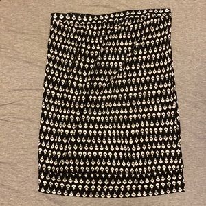 Black and white patterned pencil skirt